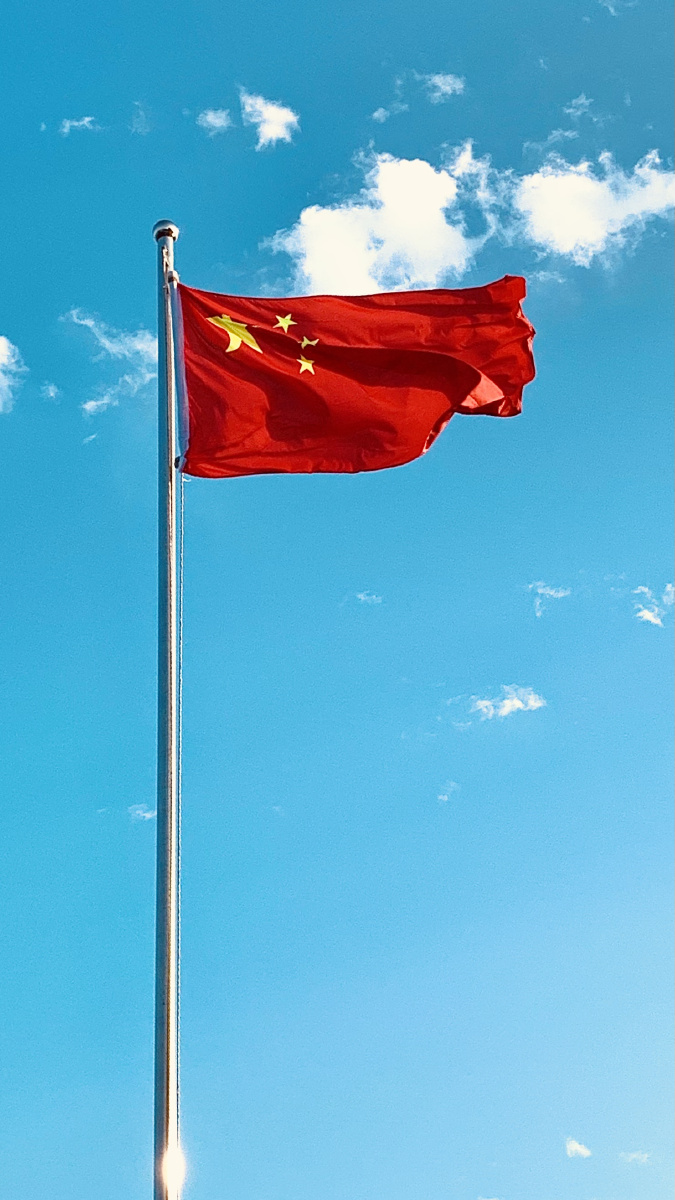 迎风招展的五星红旗