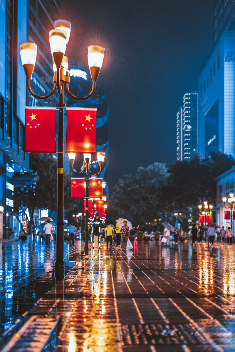 夜晚下鲜红的国旗