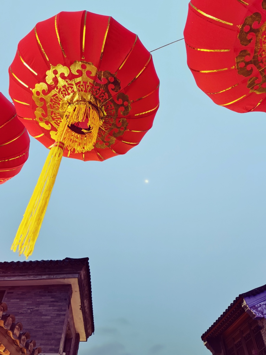 春节一盏盏灯笼盛满担忧强颜欢笑