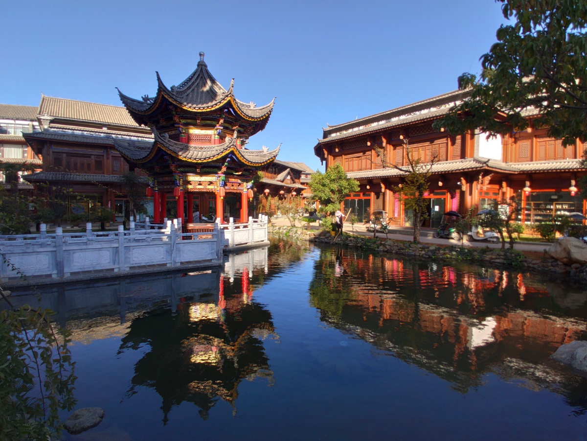 走进大理鹤庆县草海镇银匠村