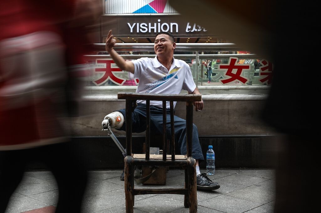 “两块钱一双”坐不住了的谢师傅开始招揽生意<br />
