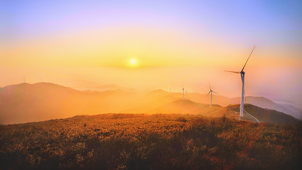 冬日暖光下的风车