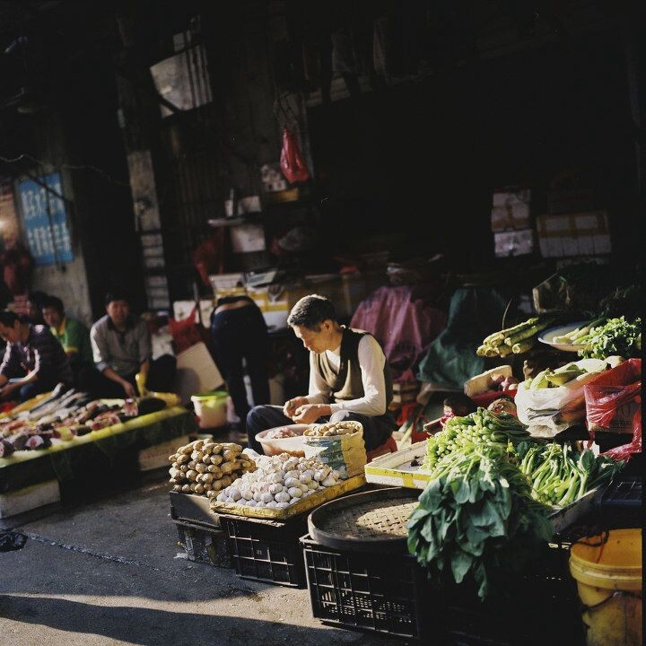 老城区的人们，日上三竿摆摊售货，料理货物也不紧不慢。拍者也是漫不经心地游离于巷陌，等待着胶卷冲出时的一点点惊喜。