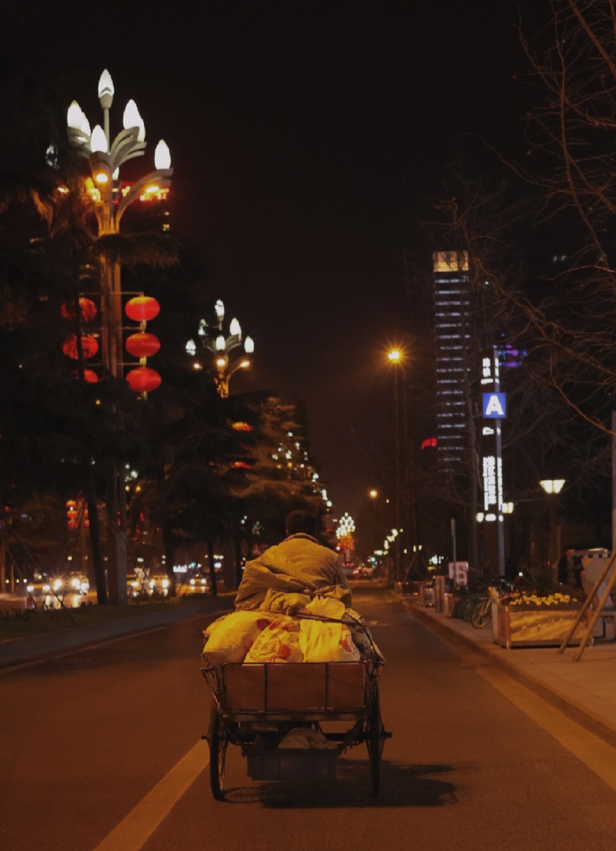 这个城市充满了晚归的人