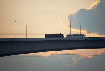 527736
