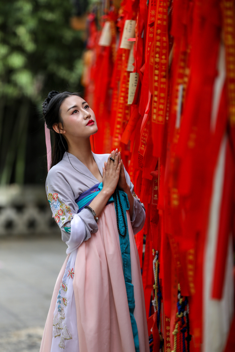 踏红尘恨平生痴痴傻傻寂寞玉楼人