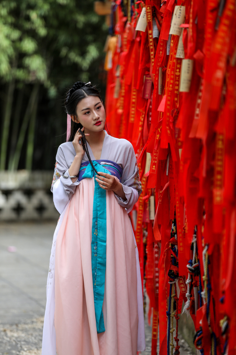 踏红尘恨平生痴痴傻傻寂寞玉楼人