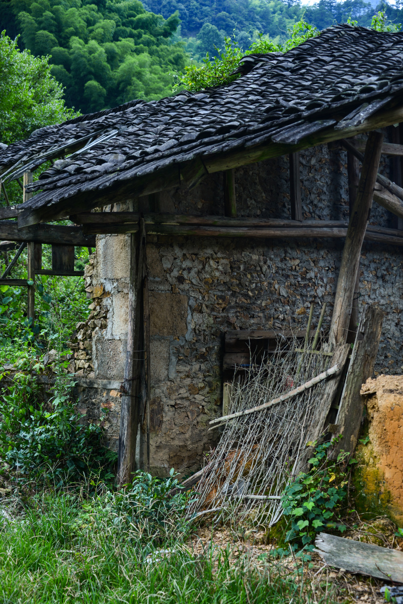 百户坑古村百户坑位于泾县廊桥镇境内,也曾因为皖南事变突围血战地而