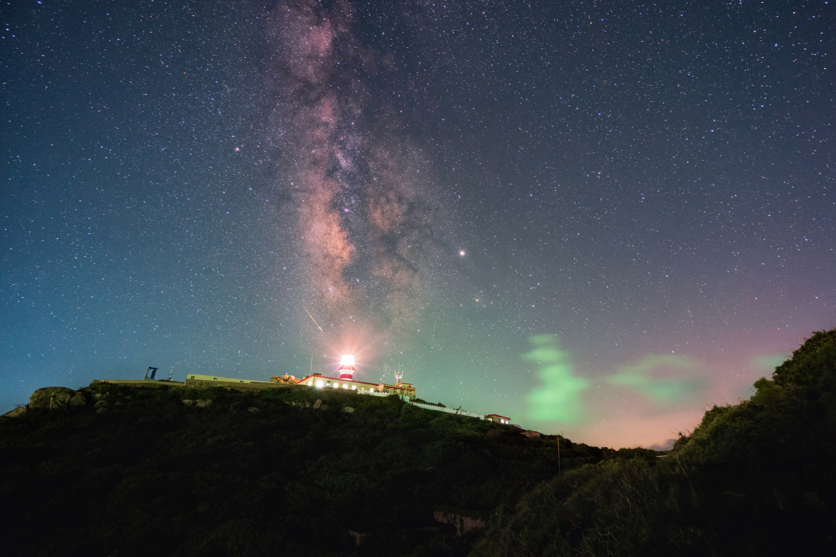 星空下的指路者(改)灯塔在星光下熠熠生辉,银河垂直而下,摩羯座流星雨