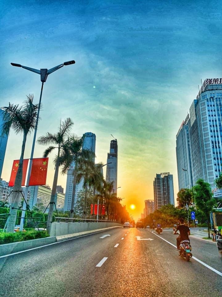 国庆前系夕阳西下广西南宁民族大道