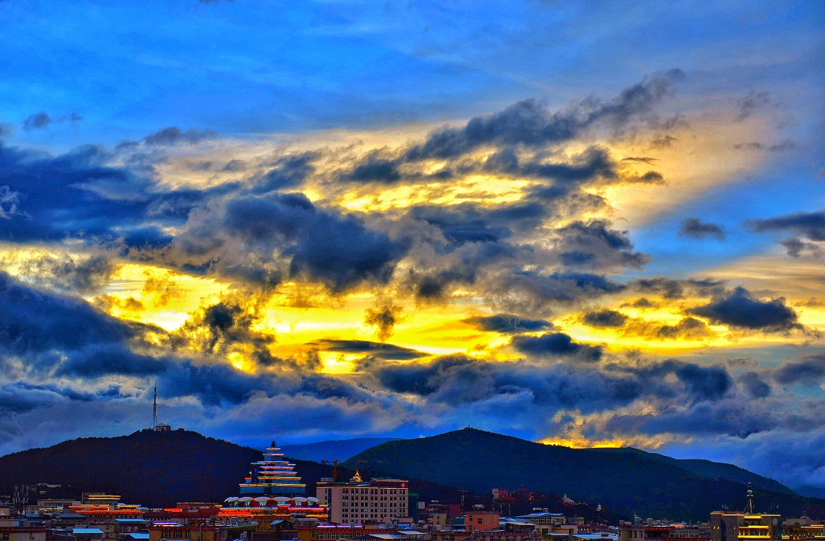 傍晚雨后香格里拉的晚霞梦幻天空