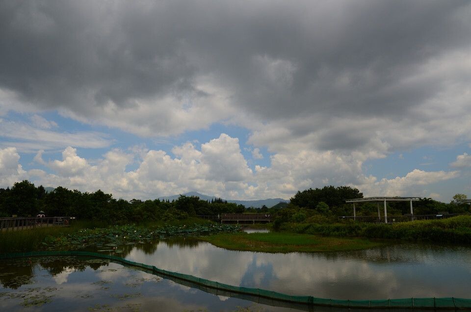 黑云压城<br />
乌云飘过的香港湿地公园，幸喜只是一瞬间