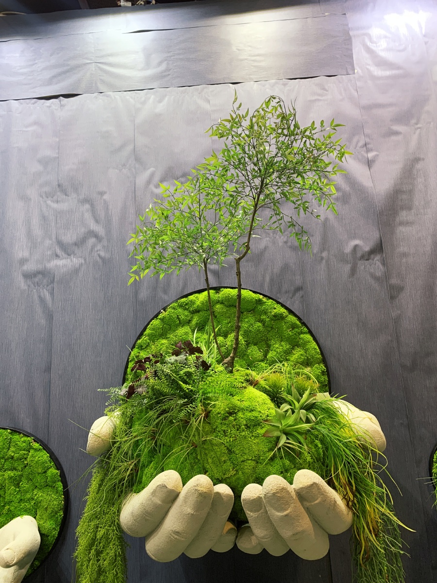 手捧绿植艺术摆件装饰