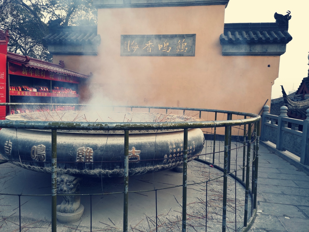 南京古鸡鸣寺大型香炉