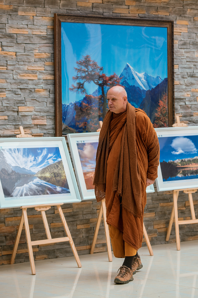 摄影展厅里的外国僧人