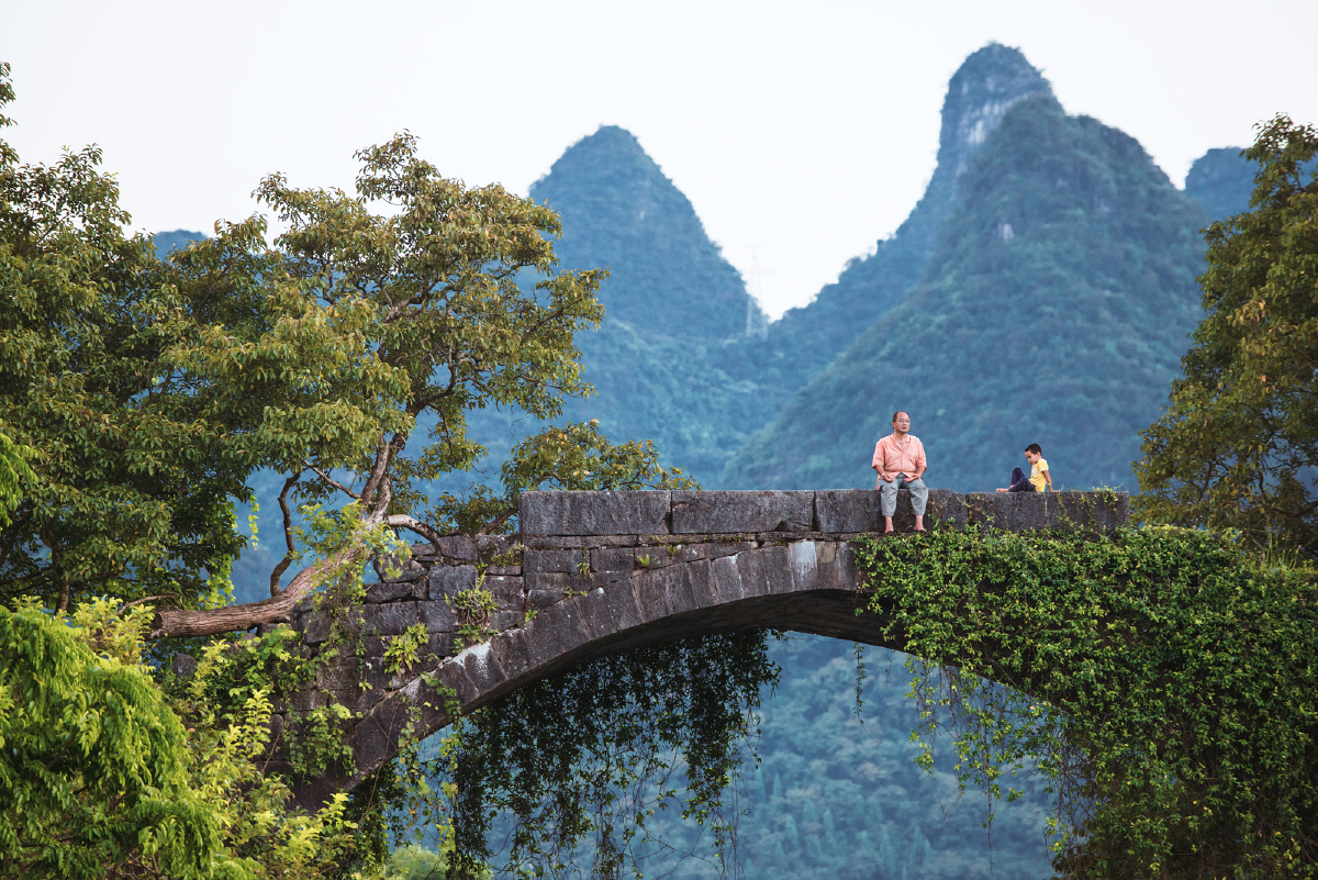 阳朔|古石桥上的父子