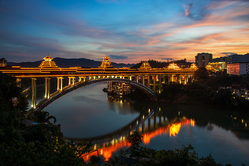 三江风雨桥夜景