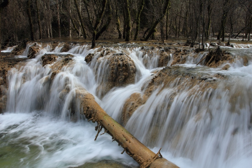 色彩斑斓的扎嘎瀑布