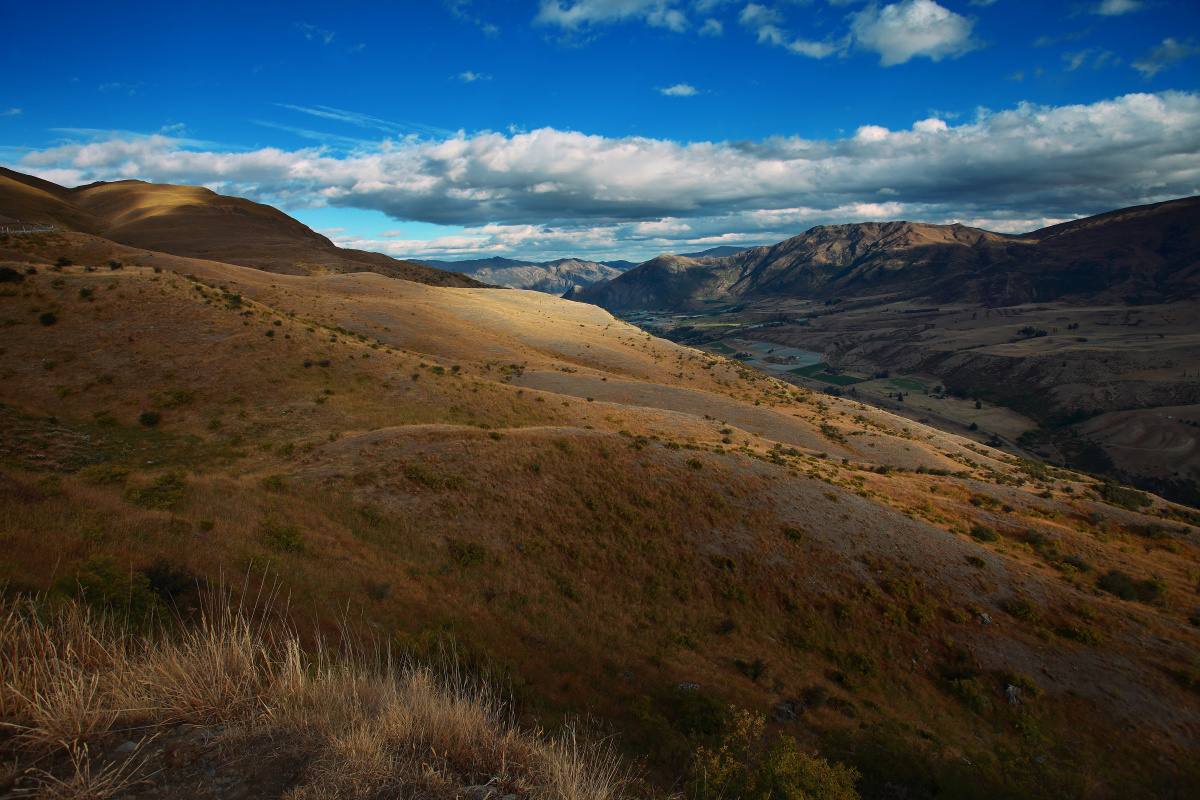 绵延群山和层云