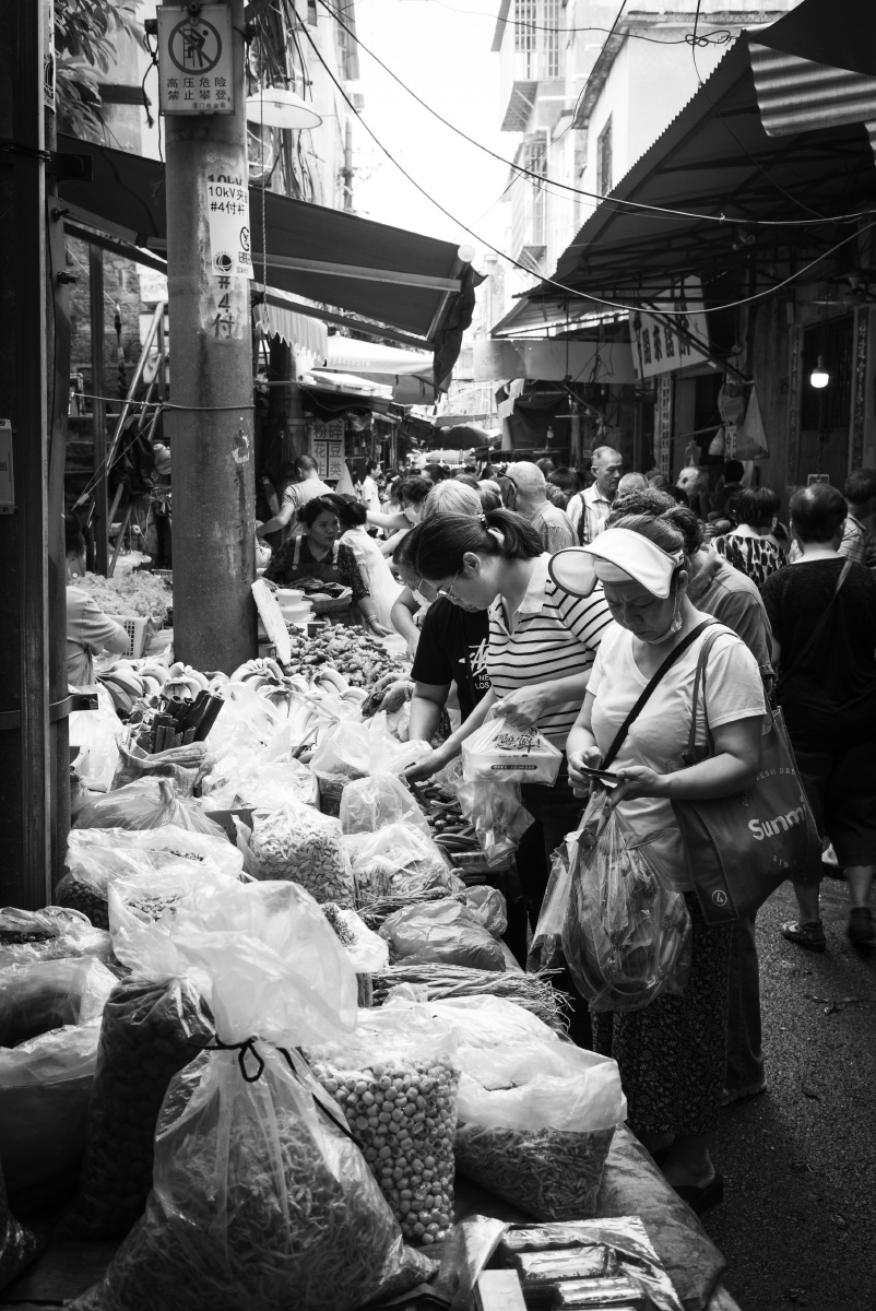 主题市井故事市场里热闹非凡买卖的讨价还价声此起彼伏大爷大妈们火眼