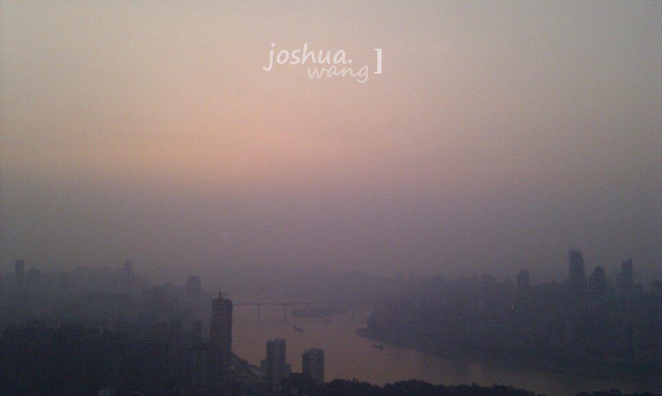 重庆沉浸在黄昏中<br />
夜幕下的重庆 没有霓虹的喧嚣.