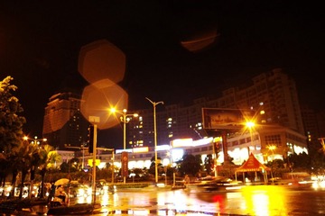 微雨中的十字路