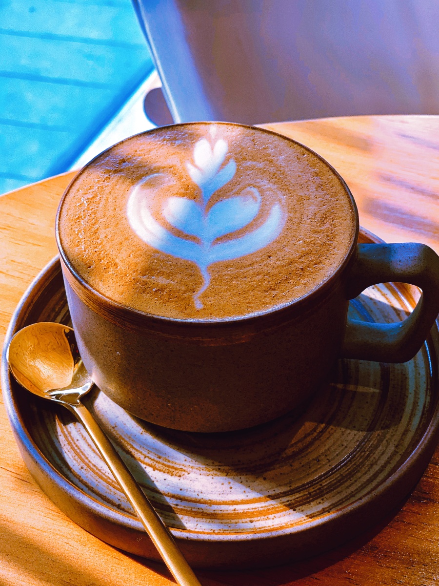 午后阳光下咖啡时光