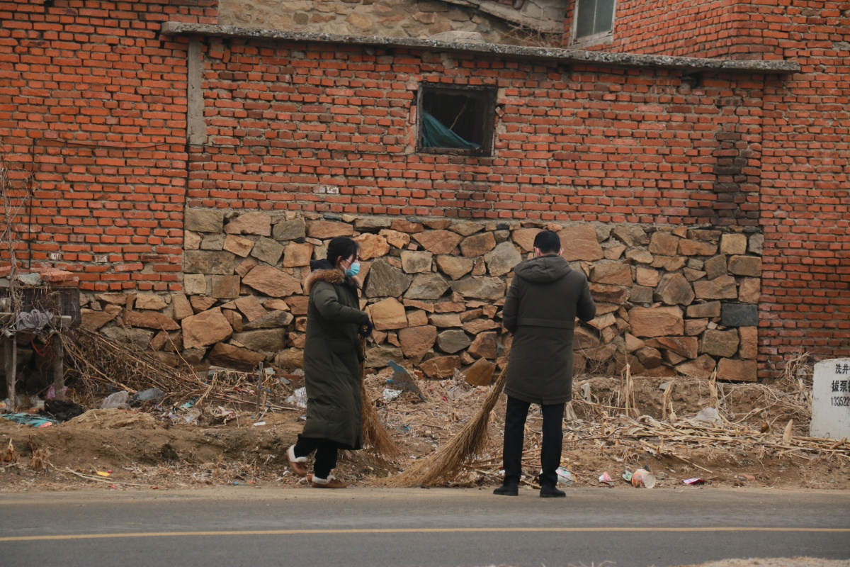 大年初二登沙河街道蔡家村书记和第一书记带领志愿者上街清理垃圾