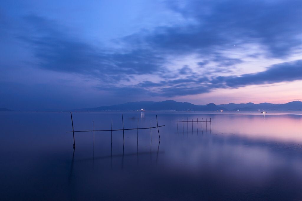 秋日，暮色中寂静的抚仙湖。
