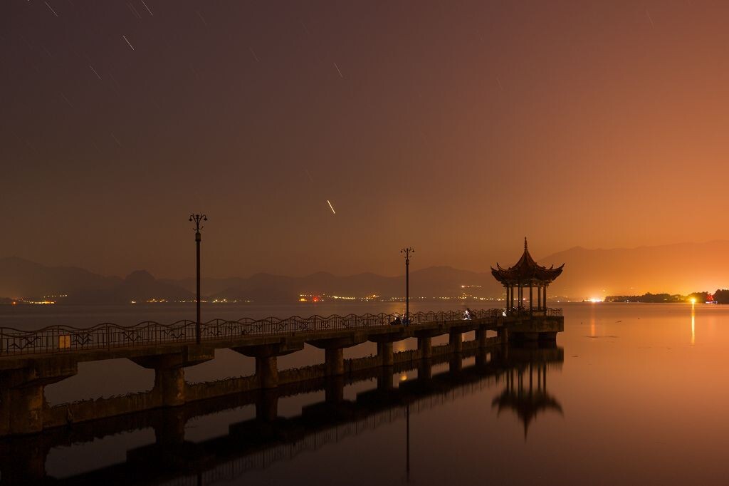 本是准备好利用国庆期间初月的机会拍星空，却不想地面光污染实在是严重，<br />
十一期间澄江坝子的灯火映红了天空和湖面，<br />
错过了星空和银河，<br />
却得到了夜晚火一样的抚仙湖，<br />
别有一番味道和感觉。