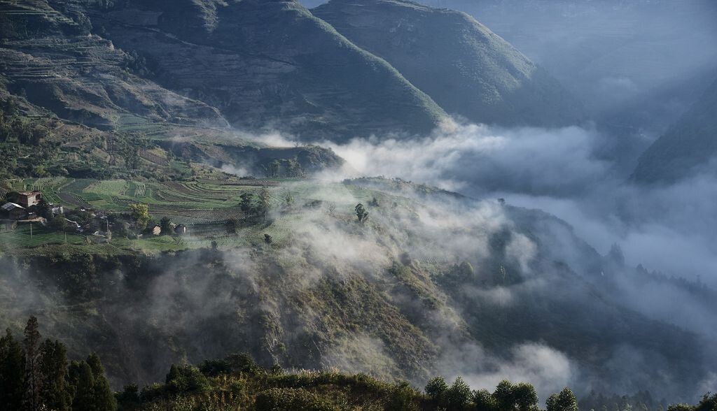 薄雾轻笼，清风拂面，沐浴着清晨的第一缕阳光，小山村显得安详、宁静而又温馨，这一切构成了一部山村美妙晨曲，此情此景，恰似陶渊明笔下的田园诗画，无不使人陶醉！