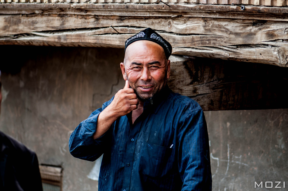 刮胡子的维吾尔族师傅 br /> 高台民居里一个给人刮胡子的师傅,看我