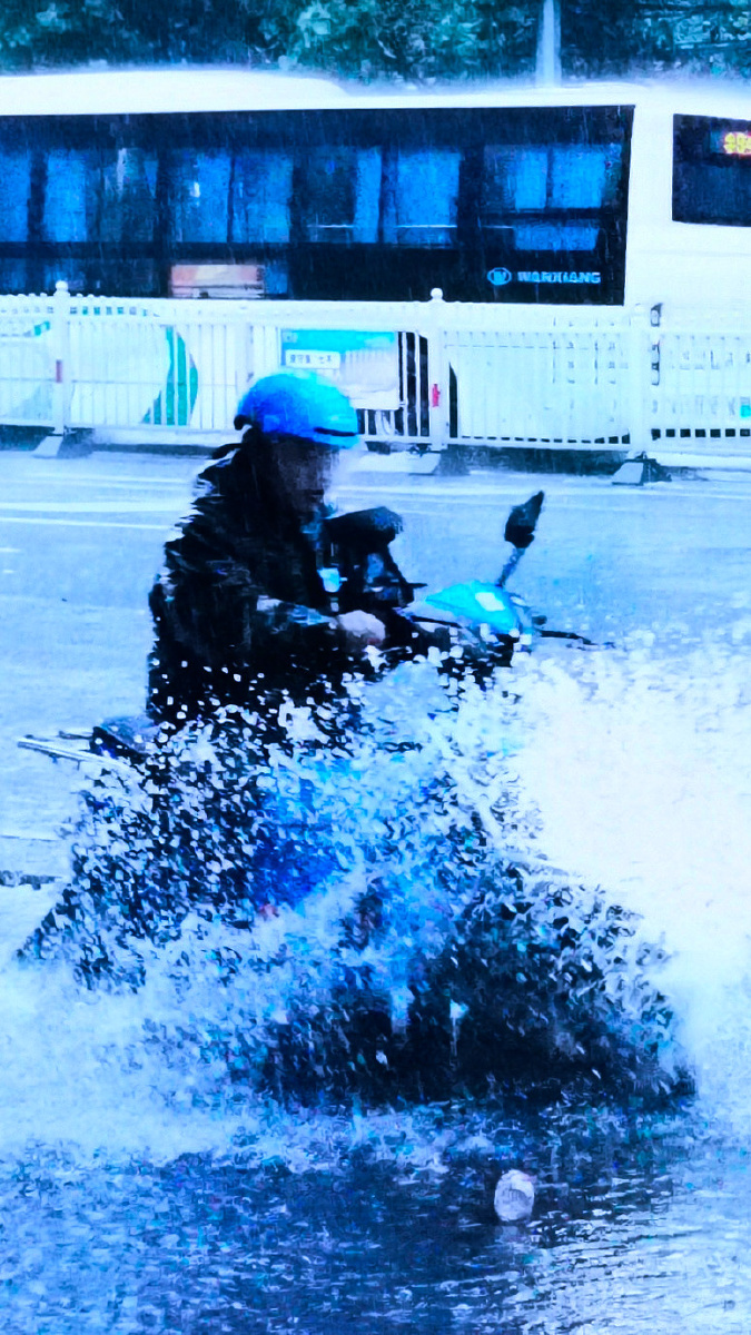 暴雨中的骑手