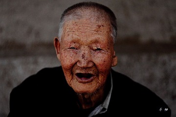 细雨中的长椅
