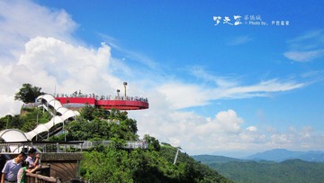 那团白云背后的蓝天。。（2011-7-31于深圳东部华侨城）
