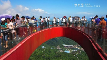那团白云背后的蓝天。。（2011-7-31于深圳东部华侨城）