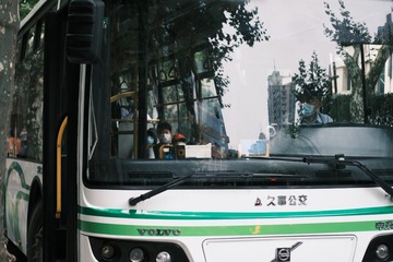 700002