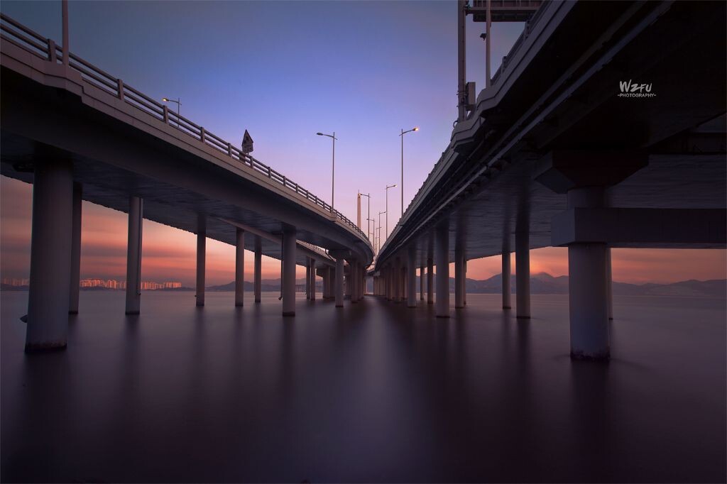 通往香港<br />
深港跨海大桥