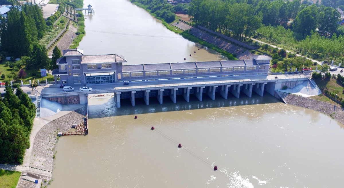鹏盛建造集团获得水利工程用混凝土砌块护坡辅佐铺设设备专利