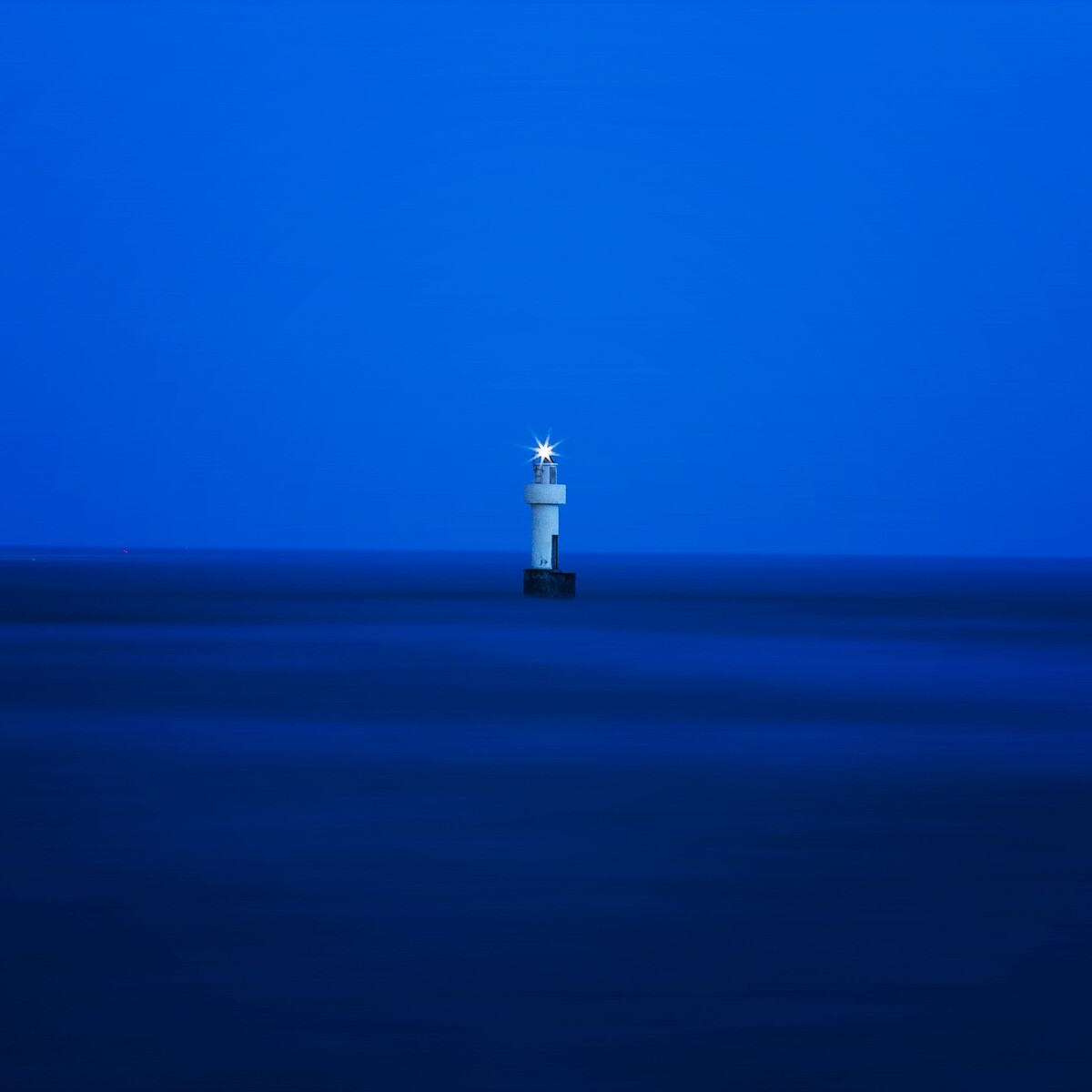 静夜思<br />
夜幕即将降临之际 海平线上唤出幽蓝的光 。此时让相机去工作 我只要静静看着