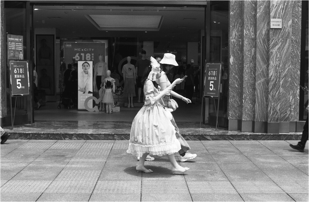 步行街随拍…爱克发黑白胶片
