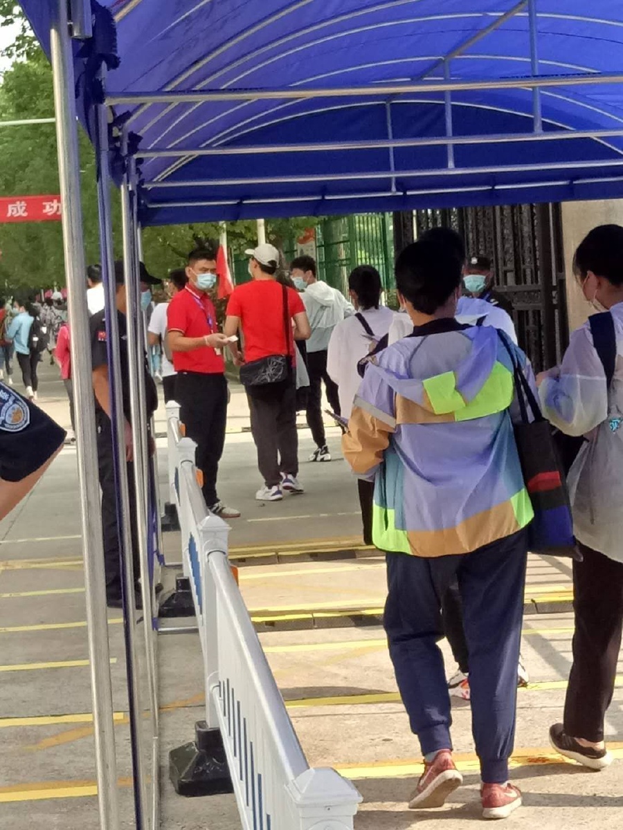 今日高考一图为考生正在进考场