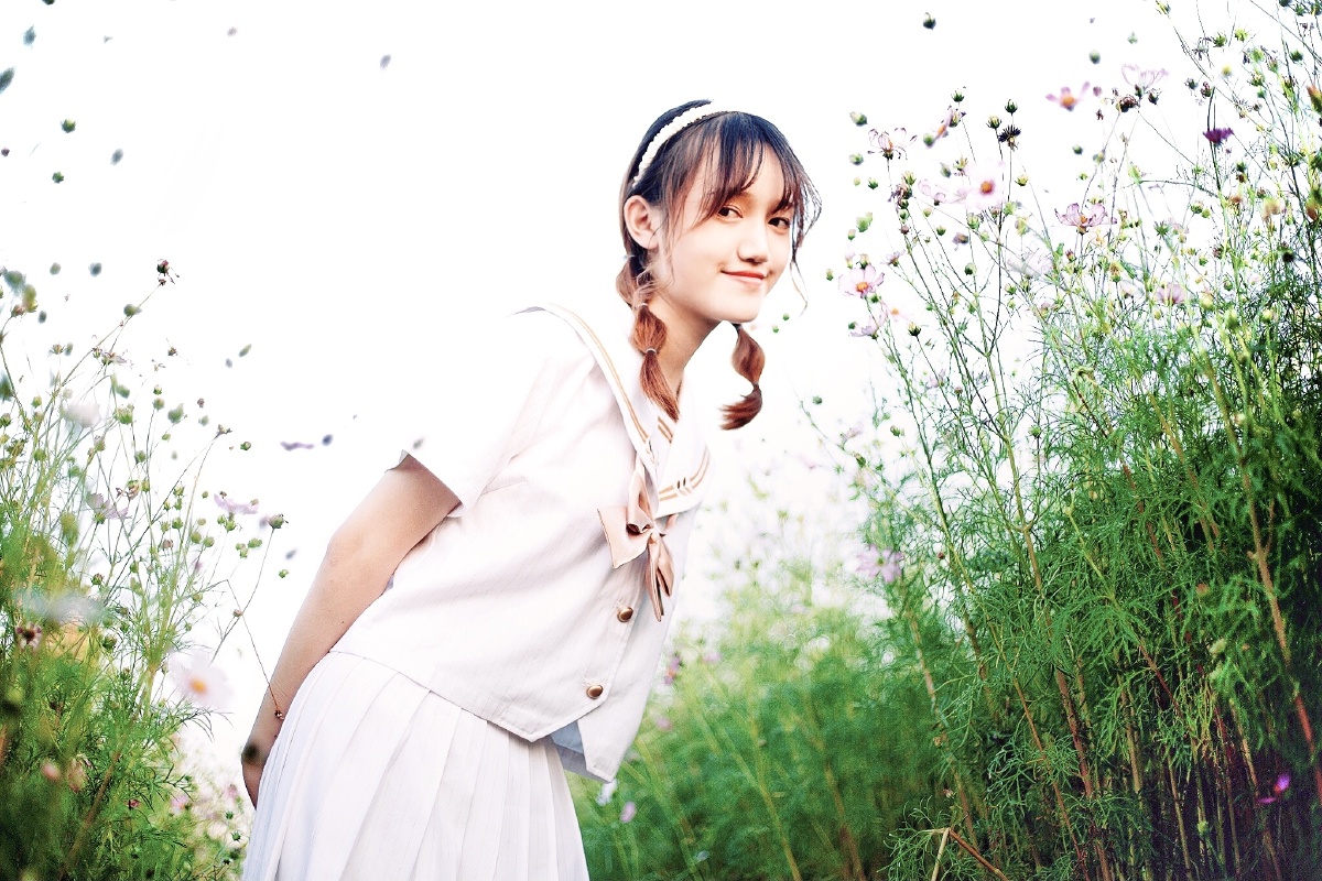 背着手的小女孩