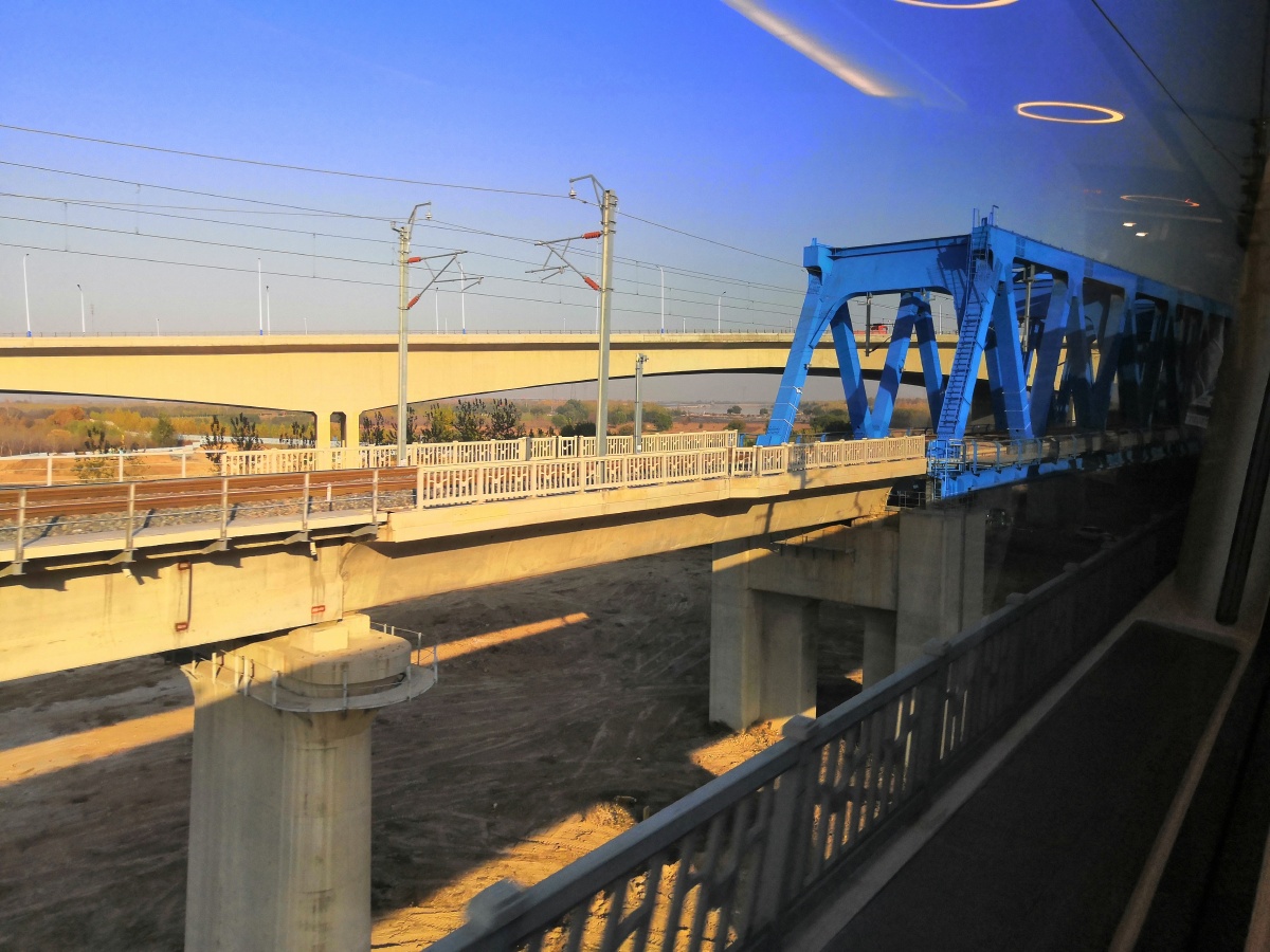 石济客专济南黄河特大桥,该桥位于济南市区东北部,济乐高速南延线,石