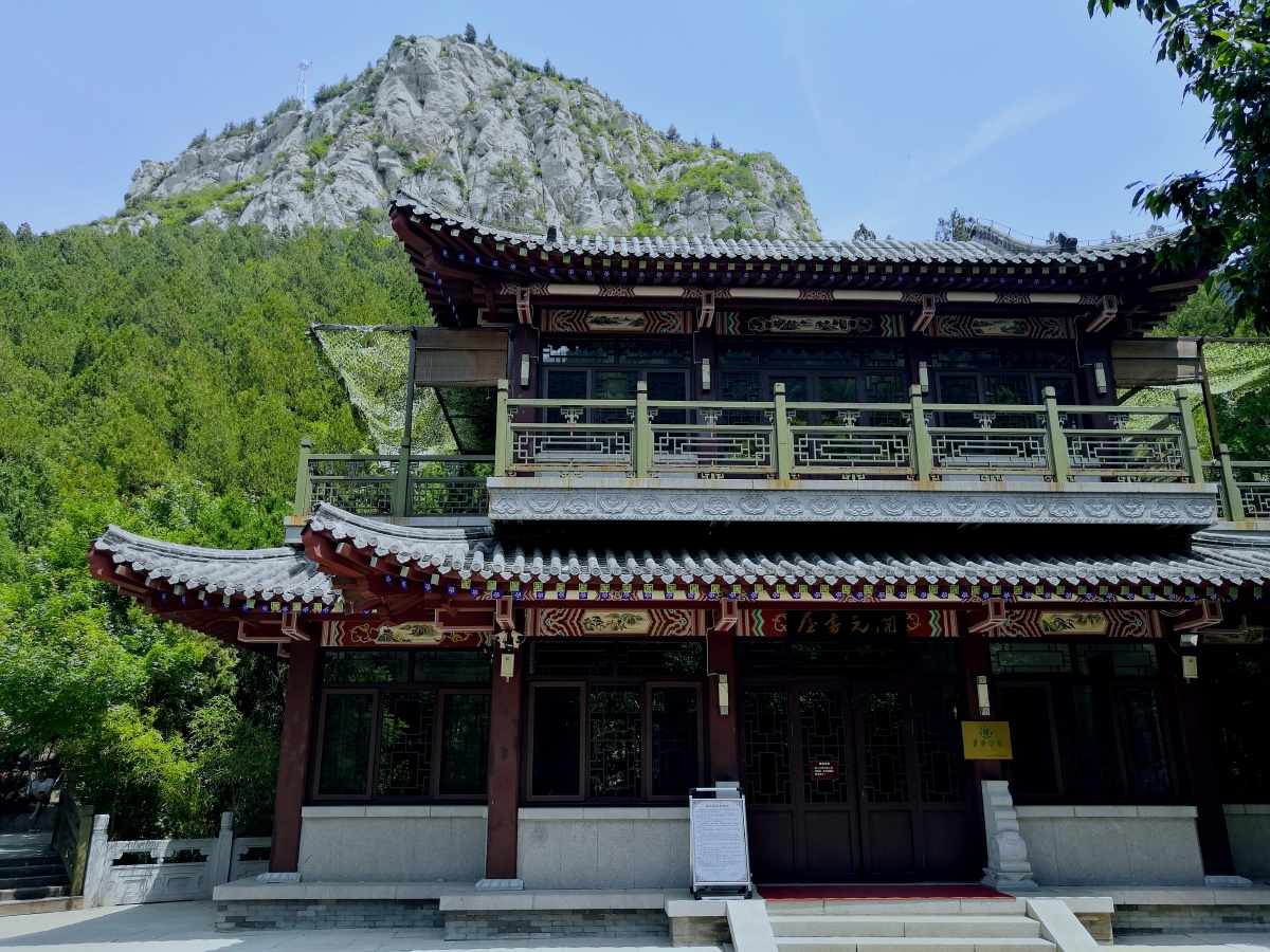 济南开元寺遗址,位于千佛山东南佛慧山峰下深涧内.