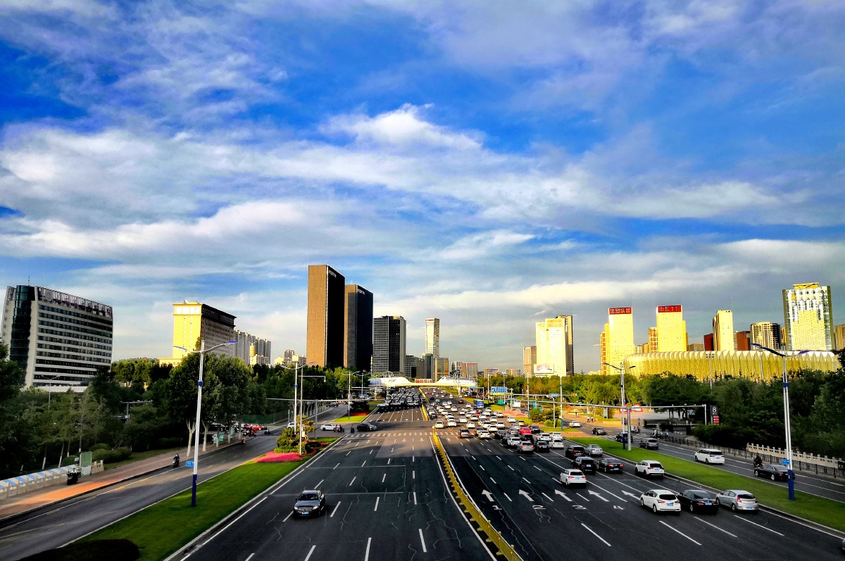 济南东部高楼林立天空湛蓝云卷云舒