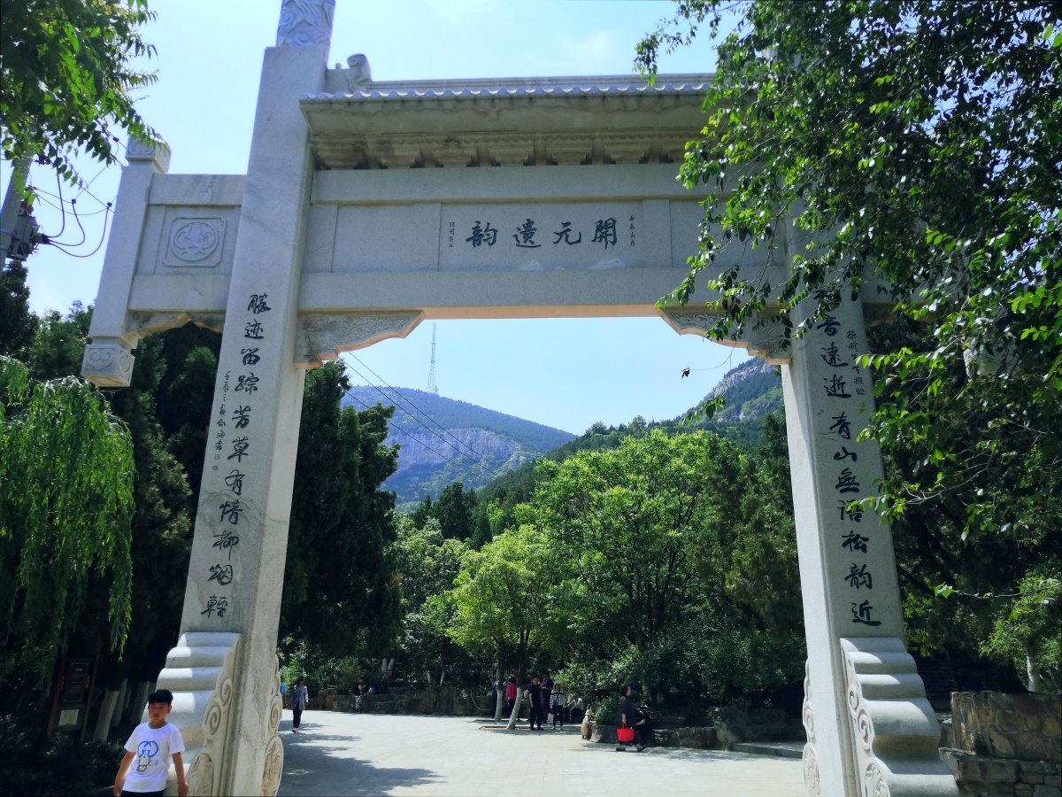 济南开元寺遗址,位于千佛山东南佛慧山峰下深涧内.