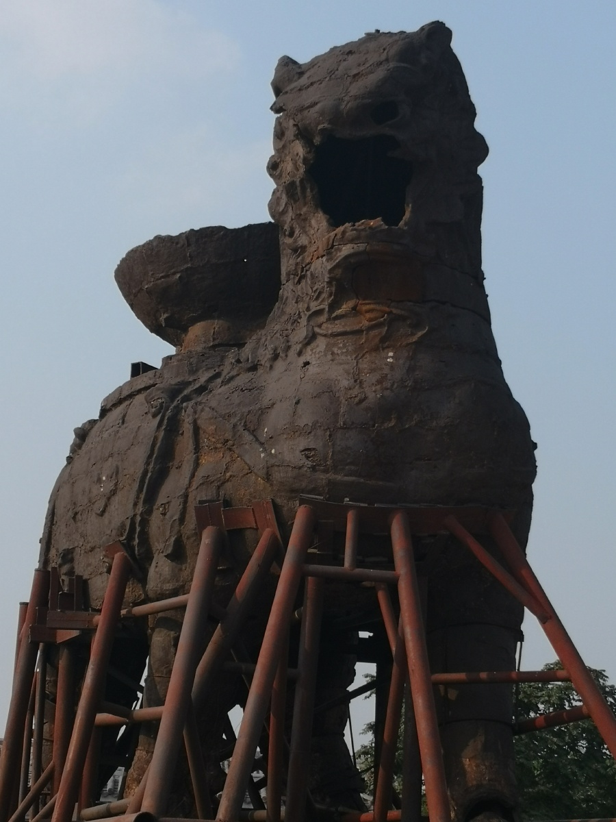 它是世界上最大的铸铁狮子,铸造于公元983年,铁狮身高5.78米,长5.