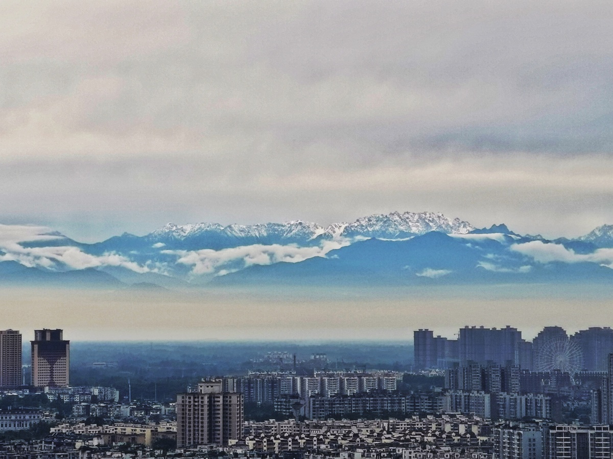 成都唯一一座看雪山的特大城市