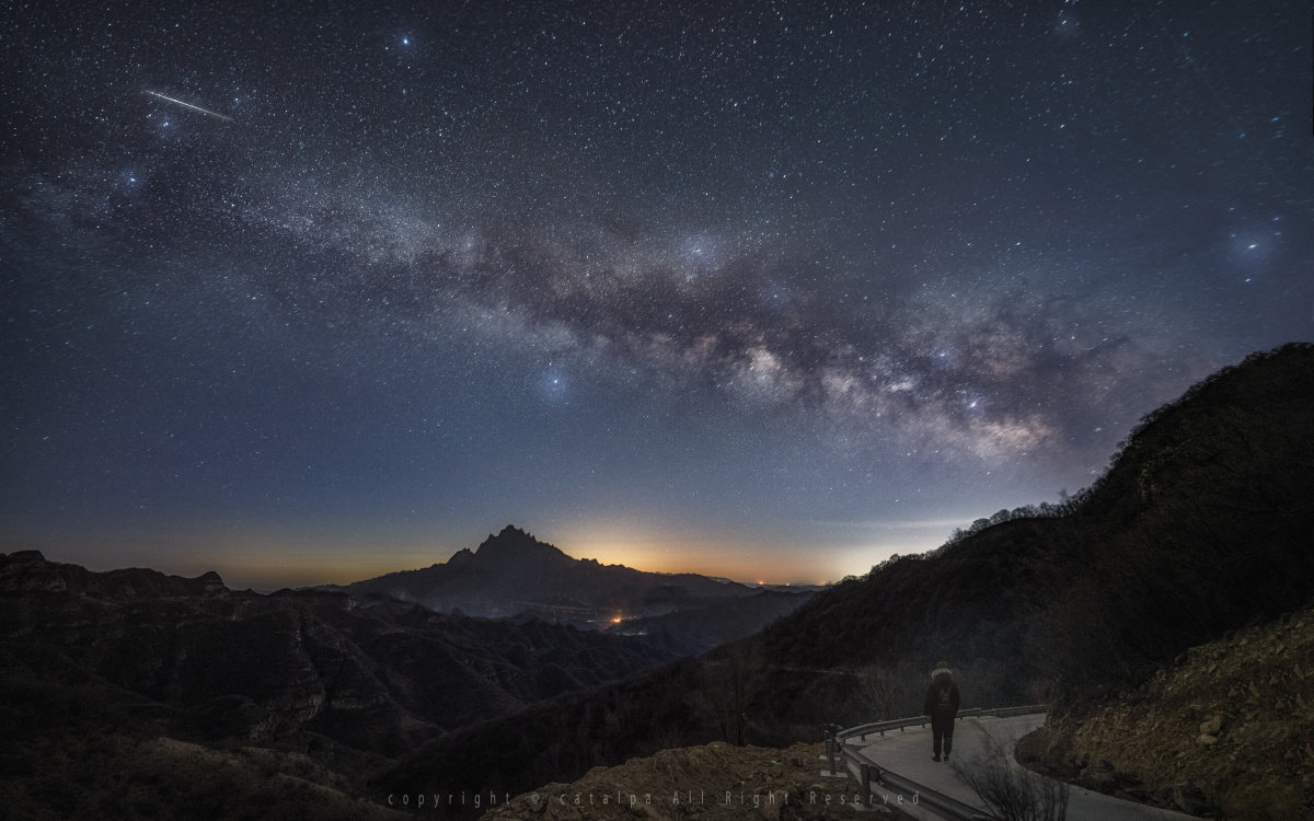 太行山上的银河初升
